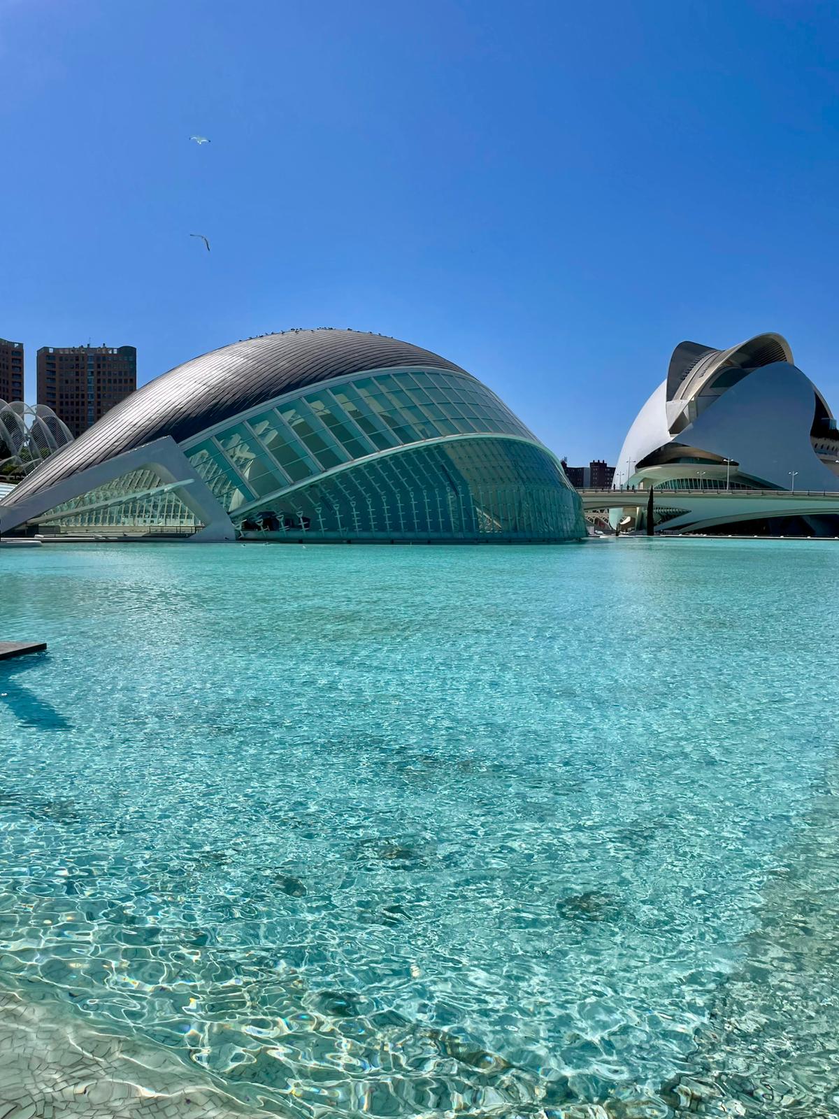 Walencja — L'Hemisfèric i Palau de les Arts w Ciudad de las Artes y las Ciencias.