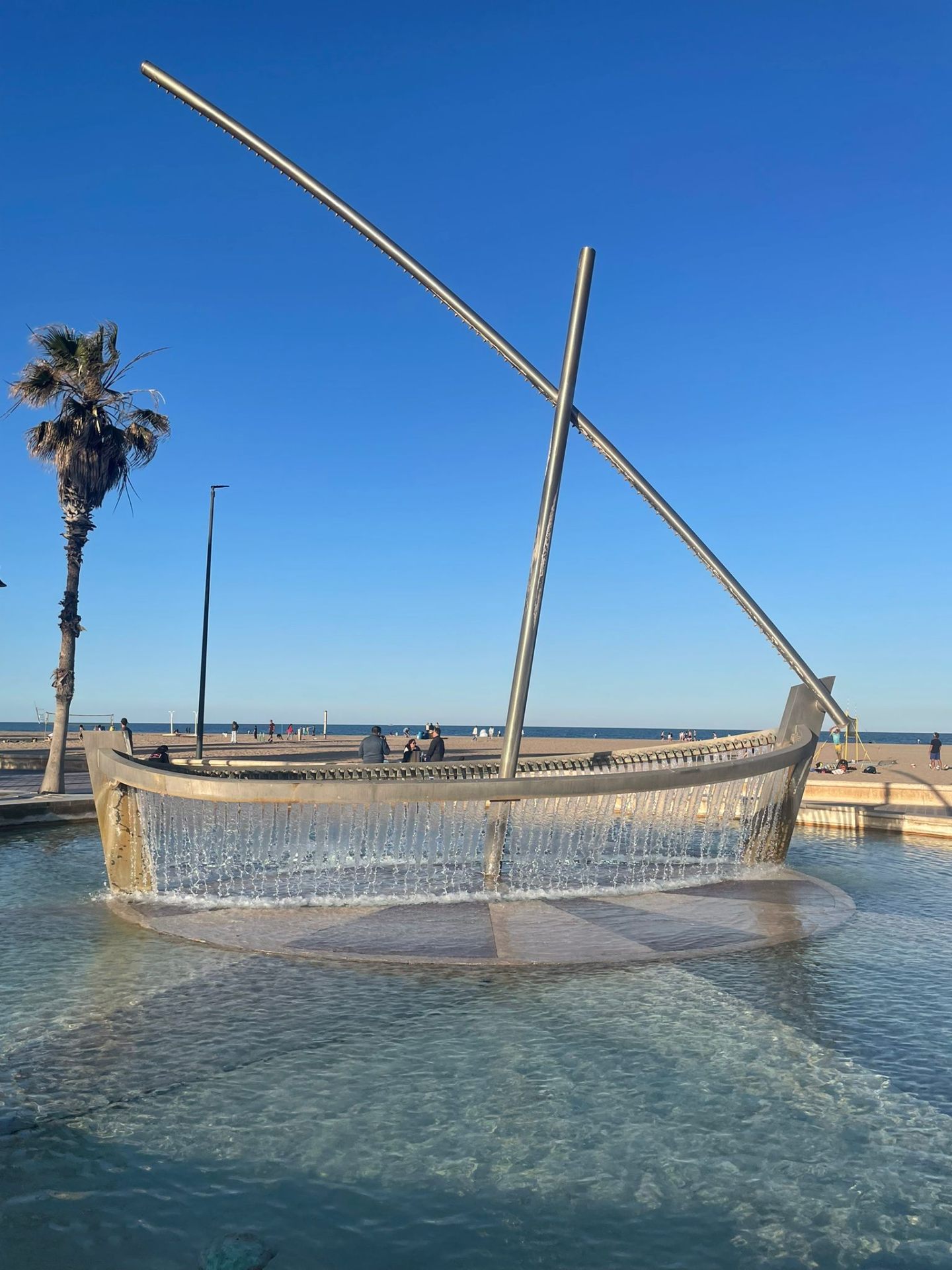 Fontanna-łódź przy plaży Malvarrosa w Walencji