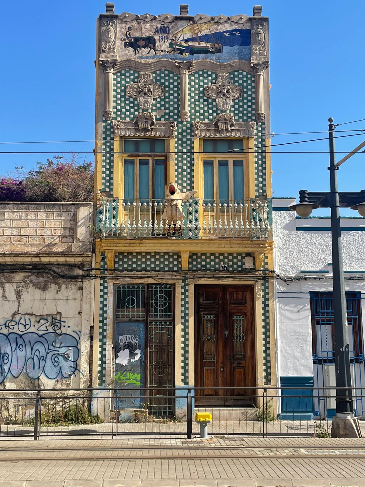 Kolorowa ceramiczna kamienica z 1919 roku