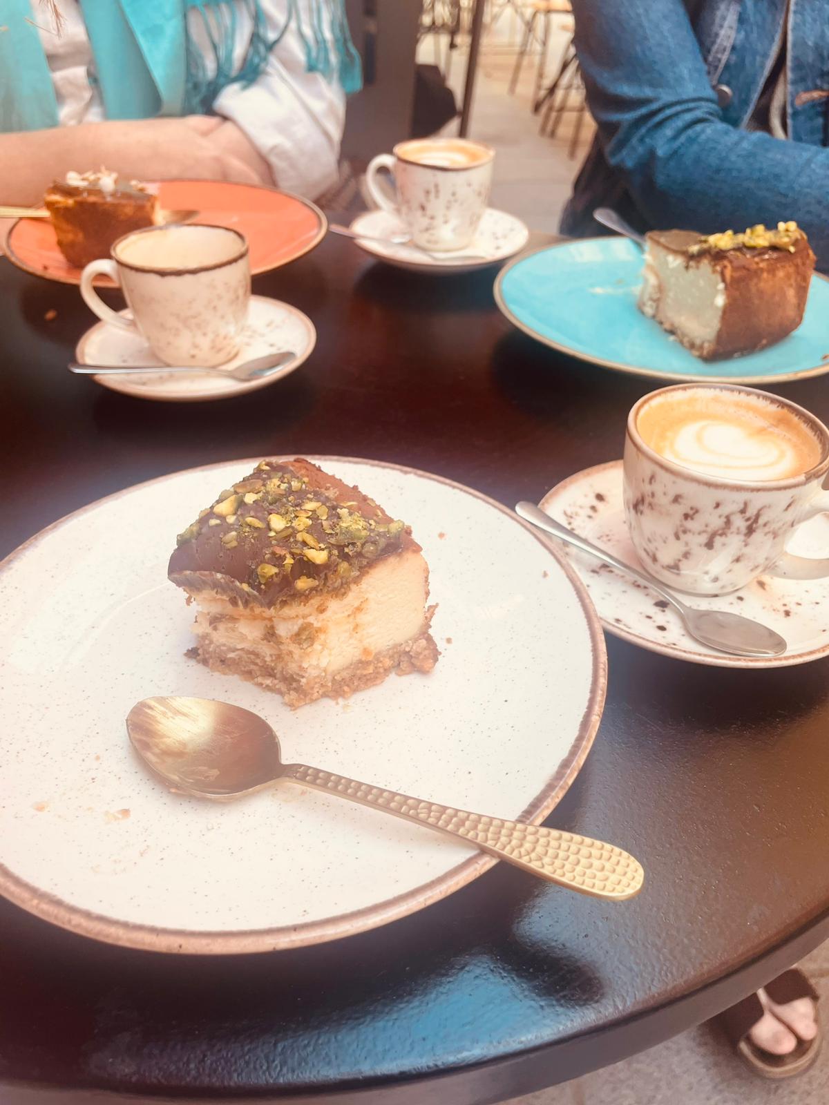 Kawa i ciasto pistacjowe w walenckiej kawiarni